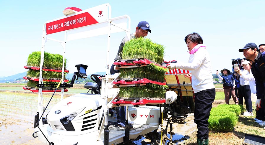 Minister Song rides TYM self-driving RGO-690